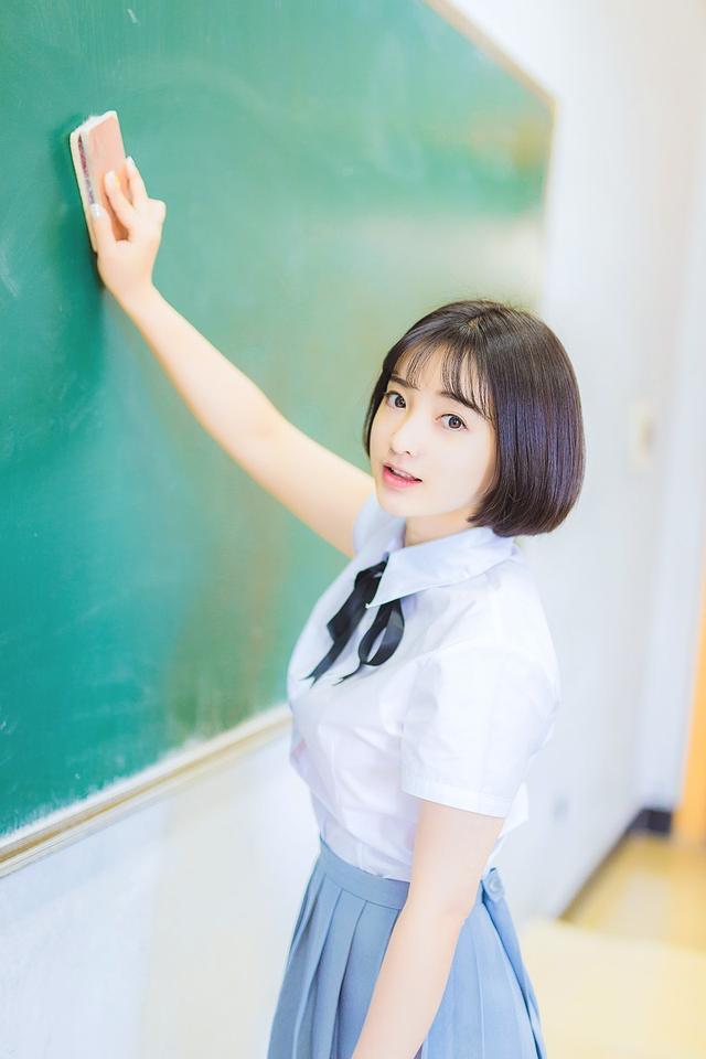 漂亮短发美女学生装迷你短裙写真