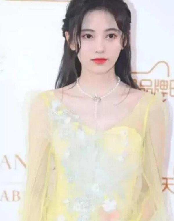 最近鞠婧祎带火了“流沙裙”,虽然很女神,你却穿不了