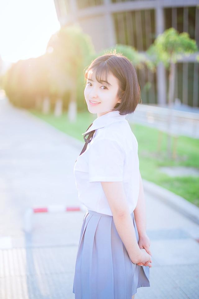 漂亮短发美女学生装迷你短裙写真