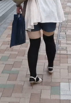 日本女孩走路总是内八,看起来像尿急,没想到是这样的原因!