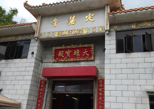 “黑丝尼姑”释智定:开豪车住别墅,私生活混乱,把寺庙当摇钱树