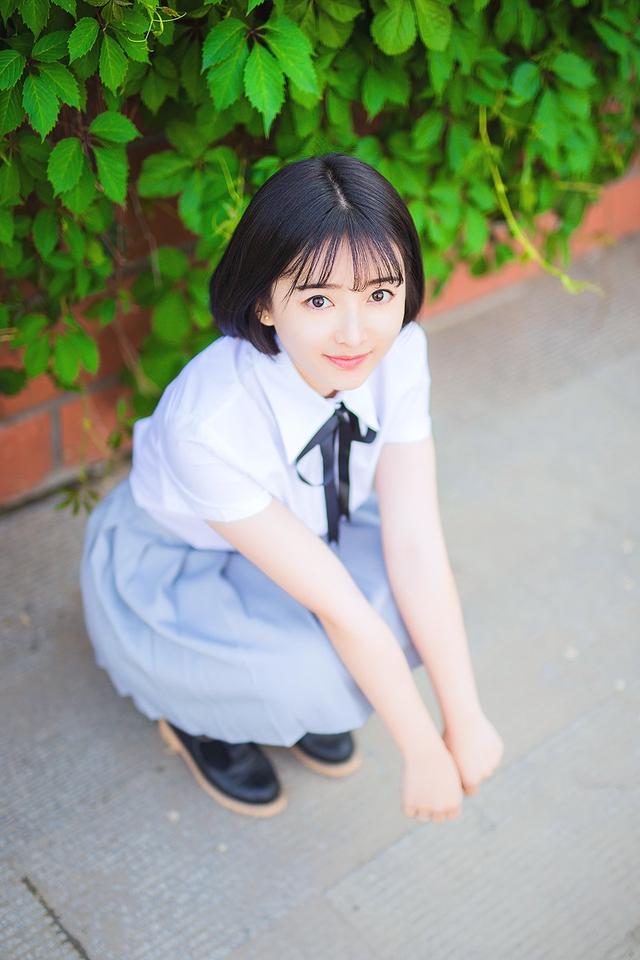 漂亮短发美女学生装迷你短裙写真