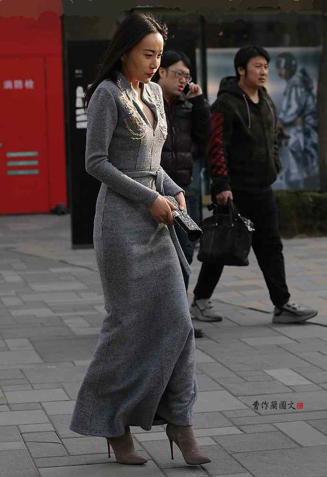 街拍：脸盘没挑儿，长腿没挑儿，身材没挑儿的高颜值美女