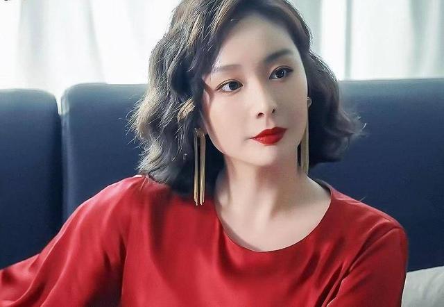 高叶:“性感女神”拿片约拿到手软,网友直呼:“90后国民大嫂”