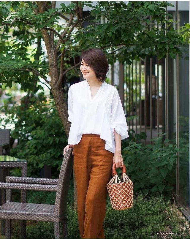 这些日本主妇真有品位,穿裙不露膝盖、不配丝袜,优雅到骨子里