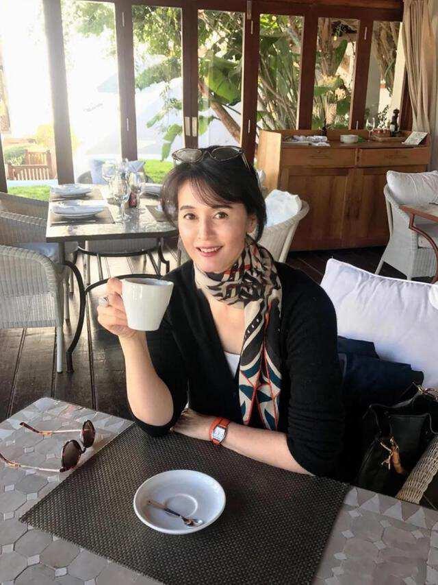 这些日本主妇真有品位,穿裙不露膝盖、不配丝袜,优雅到骨子里
