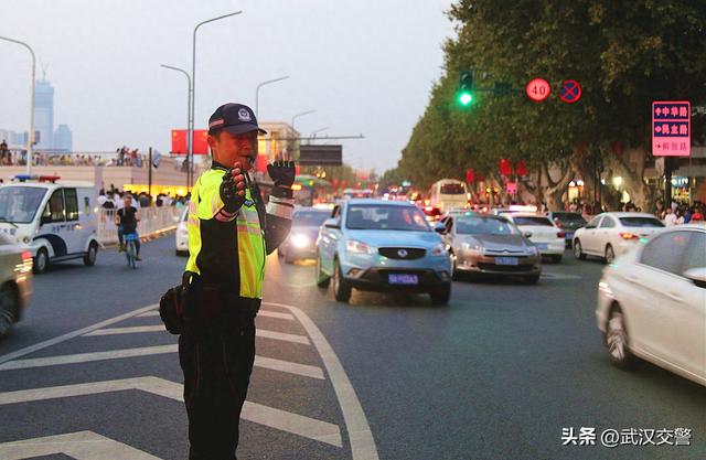 武昌交警提醒:国庆假期游玩新升级!黄鹤楼、昙华林景区巴士带您畅行出发
