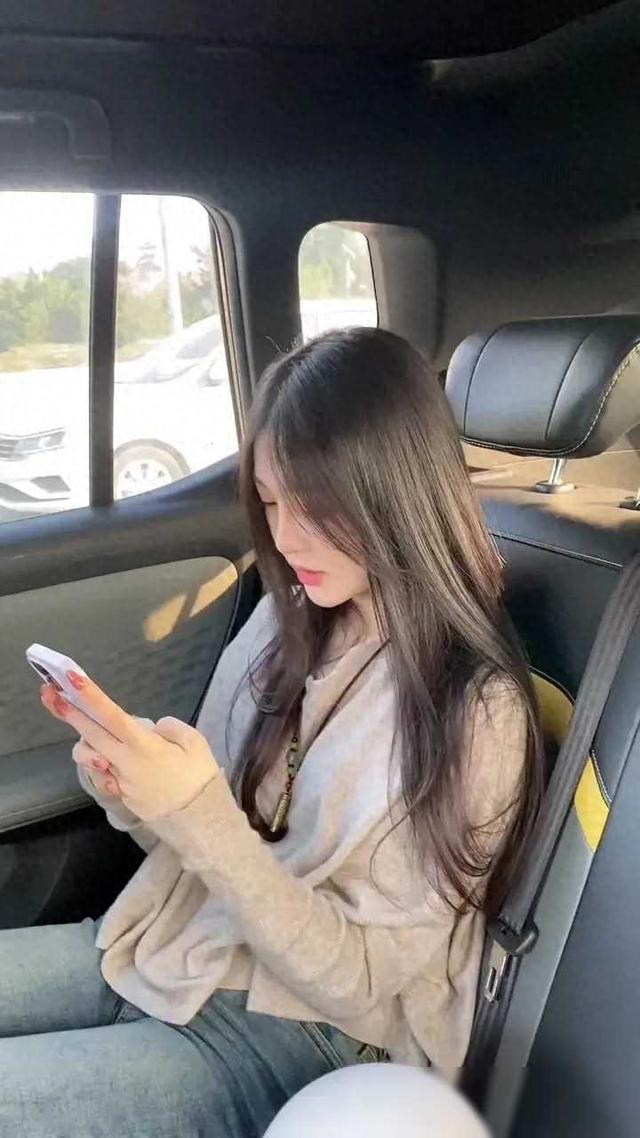 车里的美女