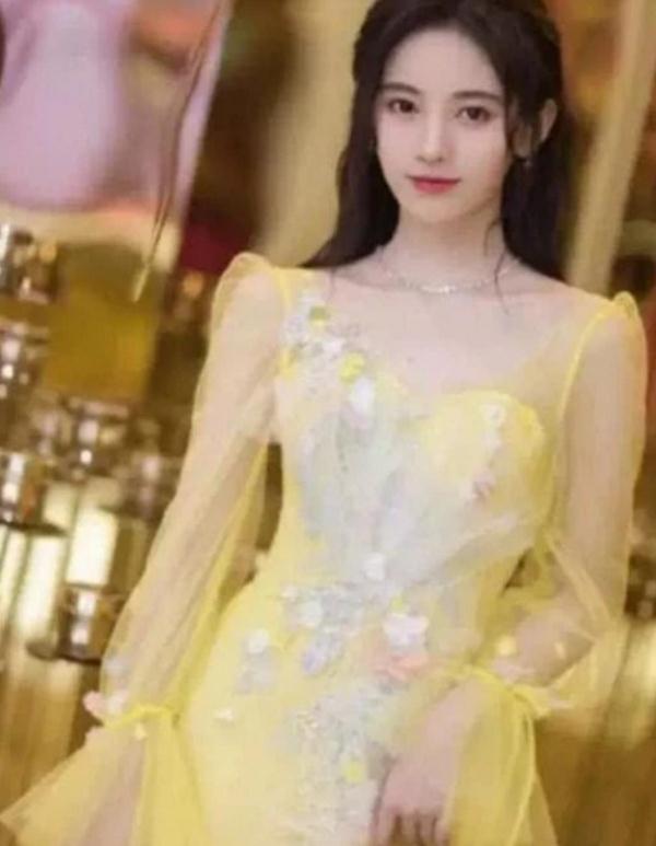 最近鞠婧祎带火了“流沙裙”,虽然很女神,你却穿不了