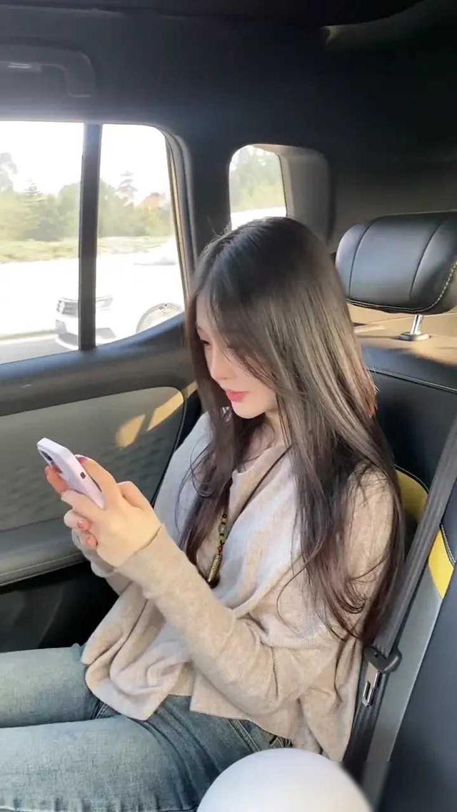 车里的美女