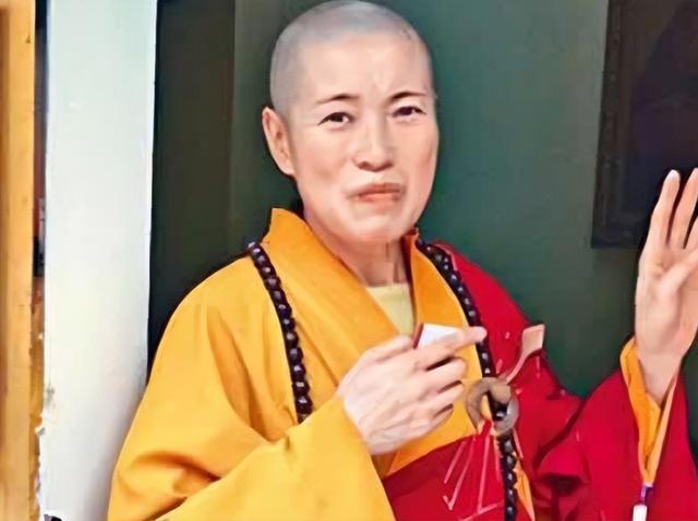 “黑丝尼姑”释智定:开豪车住别墅,私生活混乱,把寺庙当摇钱树