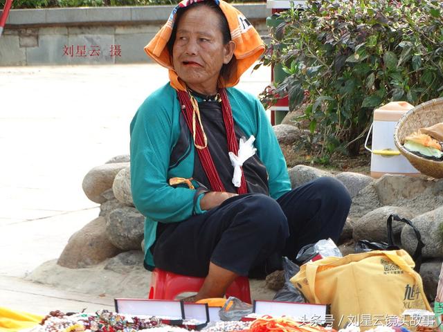 一边嚼一边卖，三亚街头有看头，槟榔女自带活广告，地方特色风情