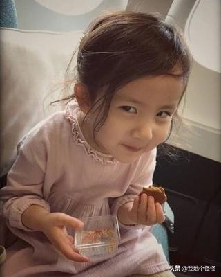 黄磊小女儿从萌哒哒的小吃货变成清秀的小美女