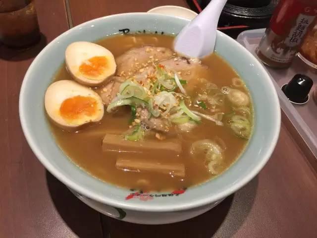 美女亲自吃了新加坡5家10碗著名日式拉面，横向评测结果