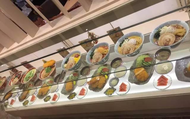 美女亲自吃了新加坡5家10碗著名日式拉面，横向评测结果