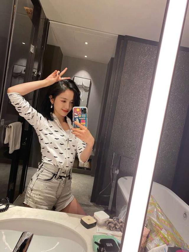 火箭少女吴宣仪深夜晒近照，秀发齐肩热裤性感，网友直呼辣眼睛