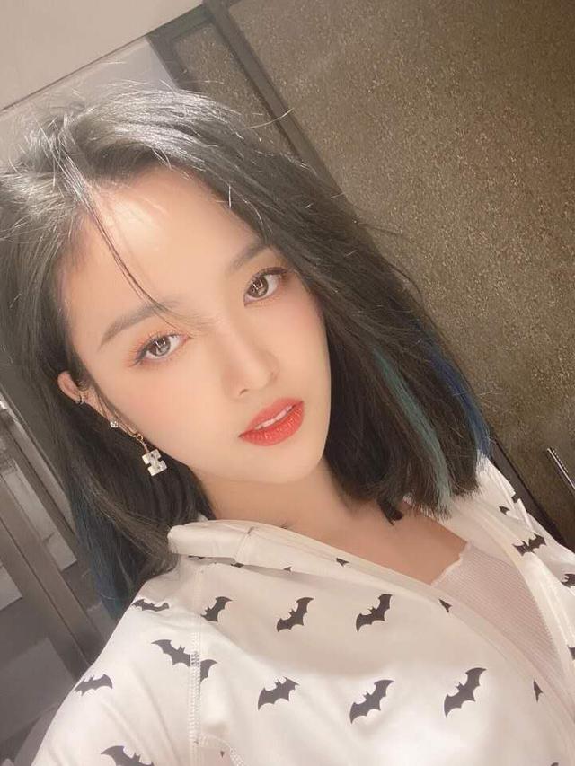 火箭少女吴宣仪深夜晒近照，秀发齐肩热裤性感，网友直呼辣眼睛