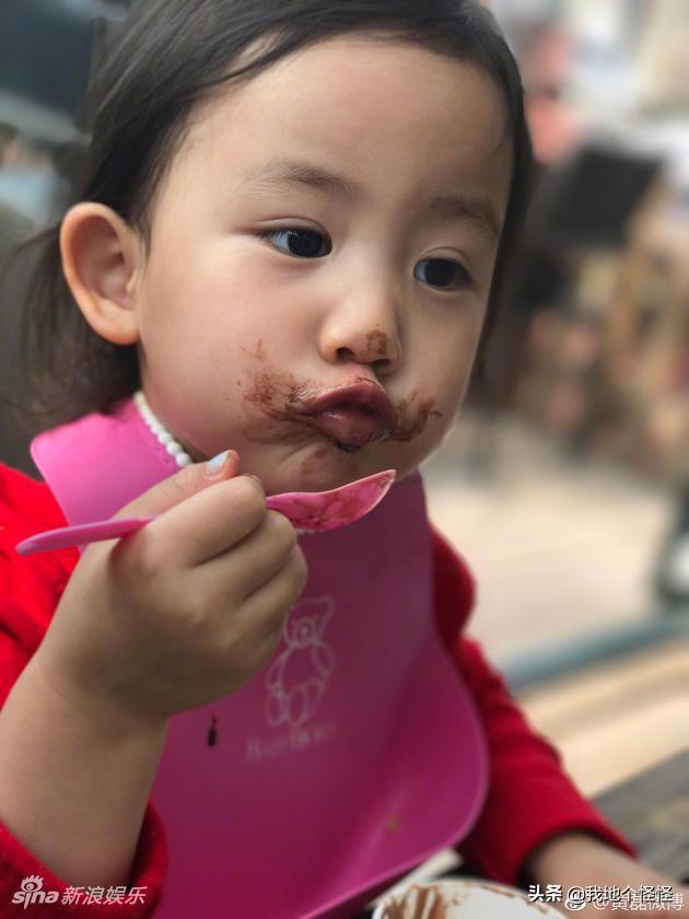 黄磊小女儿从萌哒哒的小吃货变成清秀的小美女