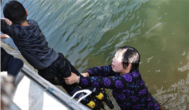 下岗“传单女”满满正能量 “都匀大妈”跳河救人成网红