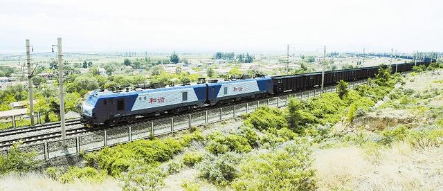 日运量136.6万吨！2万多台重载汽车才能比过它！