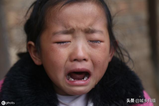 爸爸坐牢妈妈改嫁，贵州农村小女孩艰难求生7年，她是咋生存的？
