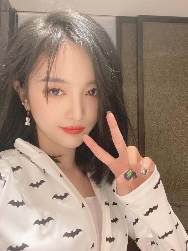 火箭少女吴宣仪深夜晒近照，秀发齐肩热裤性感，网友直呼辣眼睛