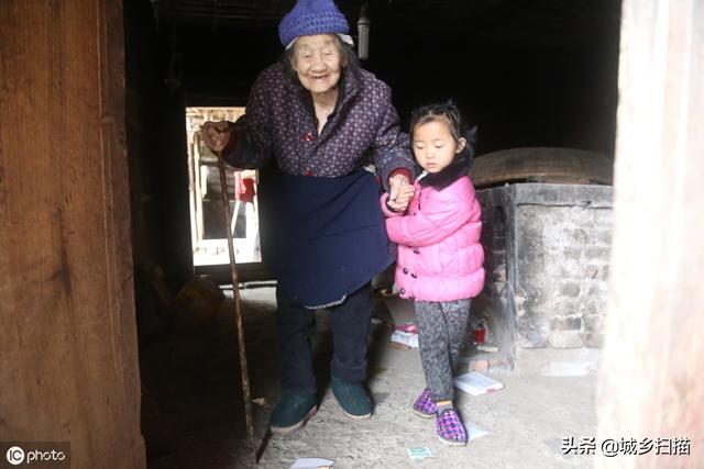 爸爸坐牢妈妈改嫁，贵州农村小女孩艰难求生7年，她是咋生存的？