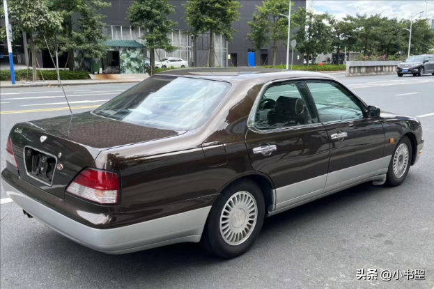 偶遇 2001 款日产公爵王,车头魅力超宾利,VQ30 引擎铸经典