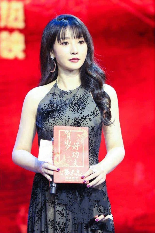 柳岩机场戴毛线绒帽还把棉衣紧裹，好像洋娃娃！