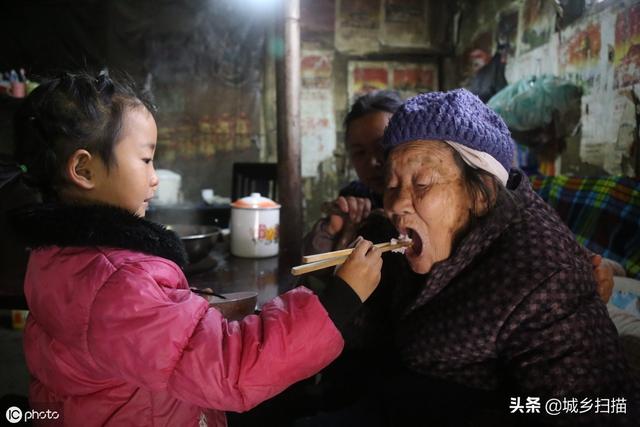 爸爸坐牢妈妈改嫁，贵州农村小女孩艰难求生7年，她是咋生存的？