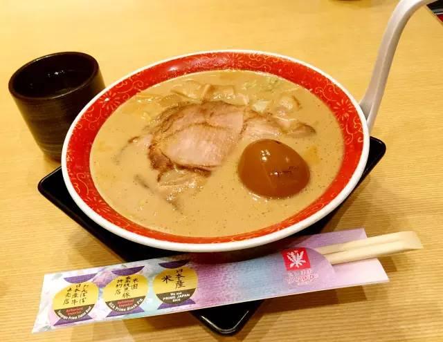 美女亲自吃了新加坡5家10碗著名日式拉面，横向评测结果