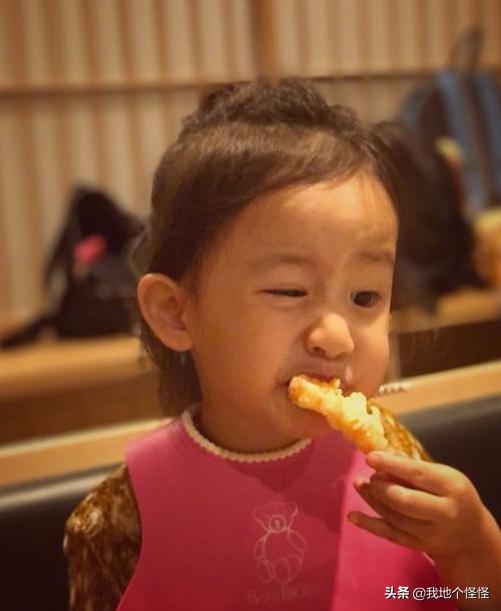 黄磊小女儿从萌哒哒的小吃货变成清秀的小美女
