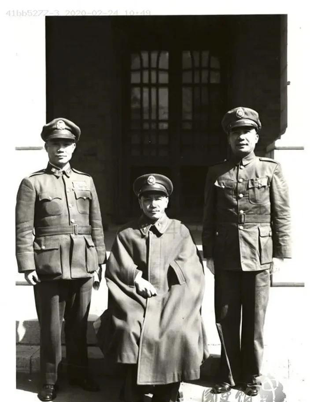 30张晚清老照片：末代皇后婉容与侍卫私通，躺床上抽鸦片欲仙欲死