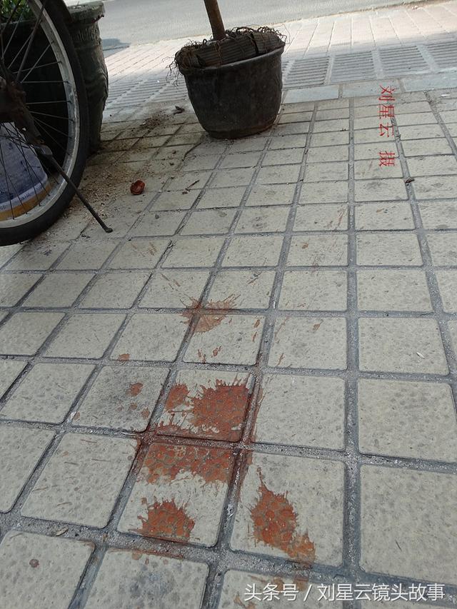 一边嚼一边卖，三亚街头有看头，槟榔女自带活广告，地方特色风情