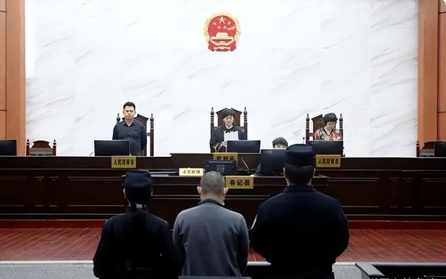 2013年,美女老师被推进下水道,后脱光衣服自救,最后结局如何?