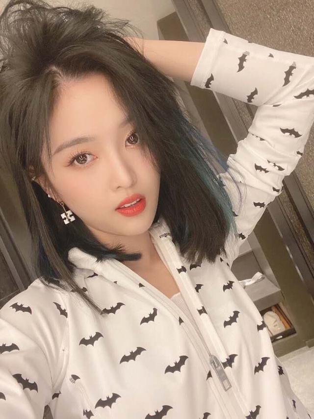 火箭少女吴宣仪深夜晒近照，秀发齐肩热裤性感，网友直呼辣眼睛