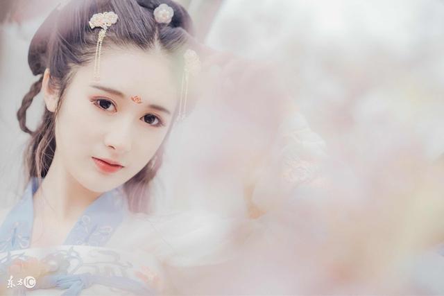 小说：她穿成太子府上的奴隶，开局就遇鞭抽脚踩，恨不得再死一次