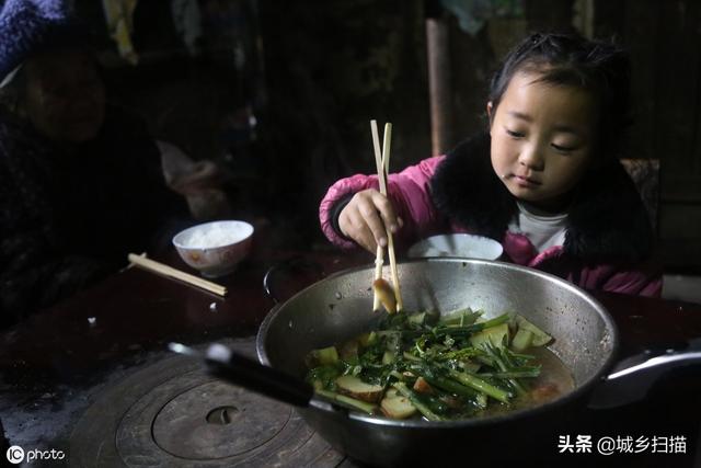 爸爸坐牢妈妈改嫁，贵州农村小女孩艰难求生7年，她是咋生存的？