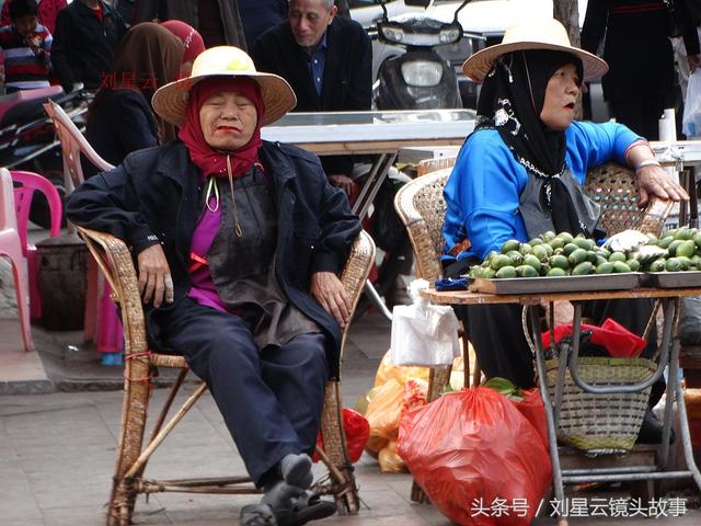 一边嚼一边卖，三亚街头有看头，槟榔女自带活广告，地方特色风情