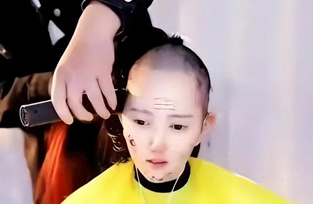 美女主播为18万打赏剃了光头,榜一大哥的要求,她为何含泪答应