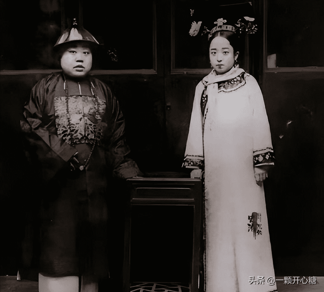 30张晚清老照片：末代皇后婉容与侍卫私通，躺床上抽鸦片欲仙欲死