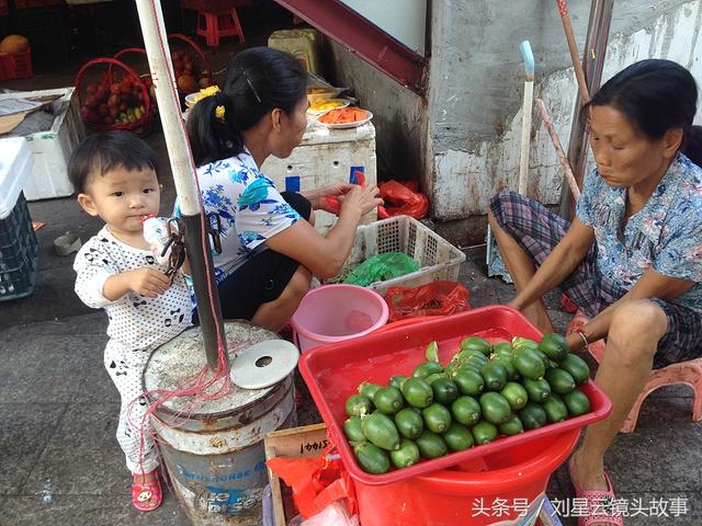 一边嚼一边卖，三亚街头有看头，槟榔女自带活广告，地方特色风情
