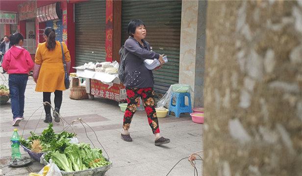 下岗“传单女”满满正能量 “都匀大妈”跳河救人成网红