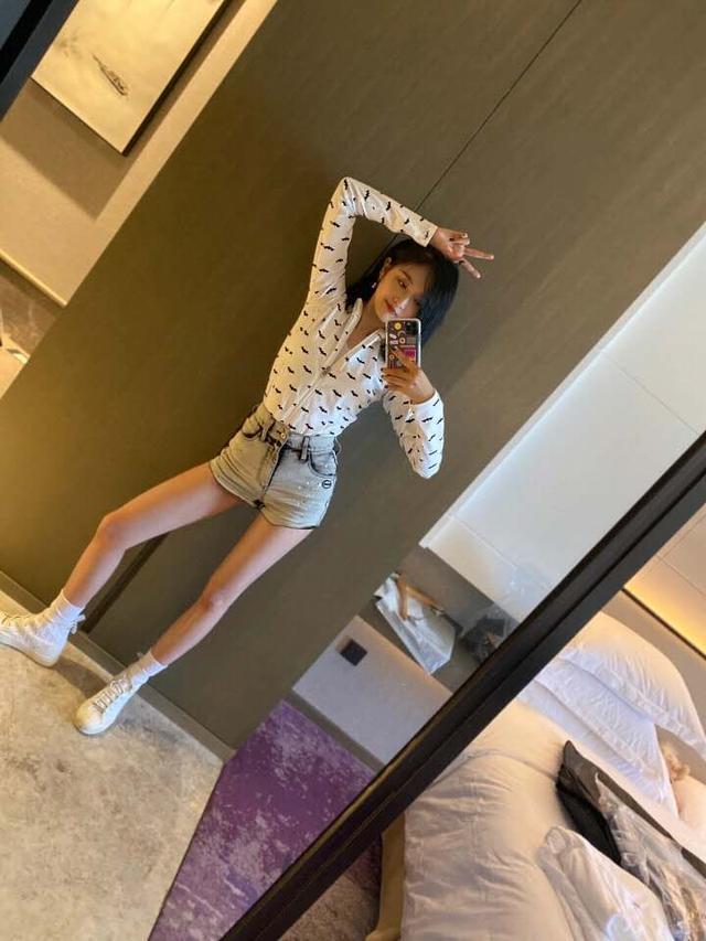 火箭少女吴宣仪深夜晒近照，秀发齐肩热裤性感，网友直呼辣眼睛