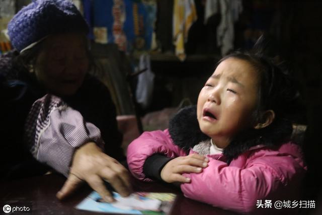 爸爸坐牢妈妈改嫁，贵州农村小女孩艰难求生7年，她是咋生存的？