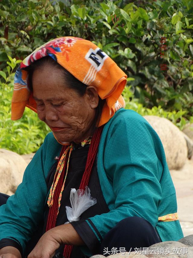 一边嚼一边卖，三亚街头有看头，槟榔女自带活广告，地方特色风情