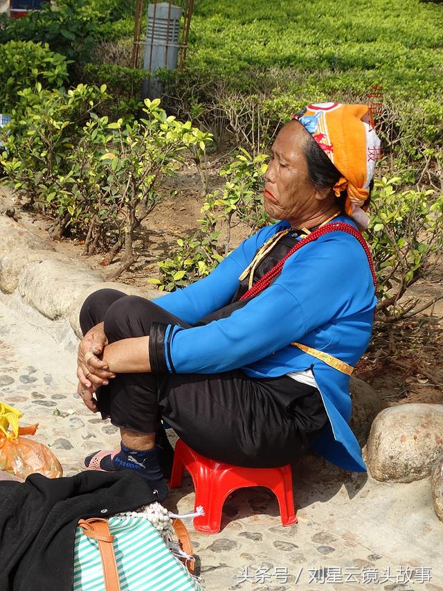 一边嚼一边卖，三亚街头有看头，槟榔女自带活广告，地方特色风情