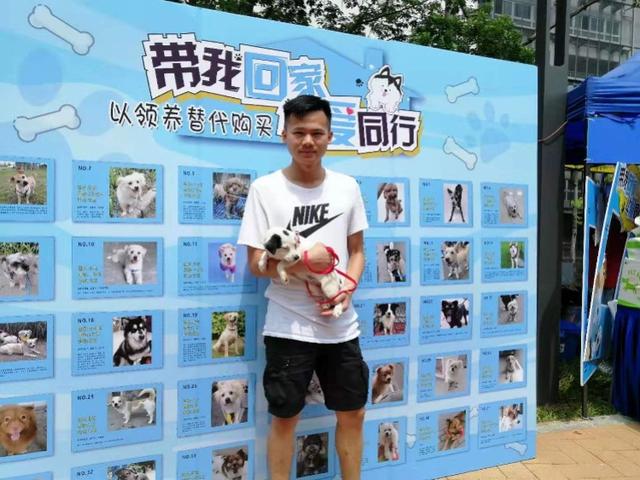 深圳官方开设宠物领养区，有市民们冒雨来签约当铲屎官