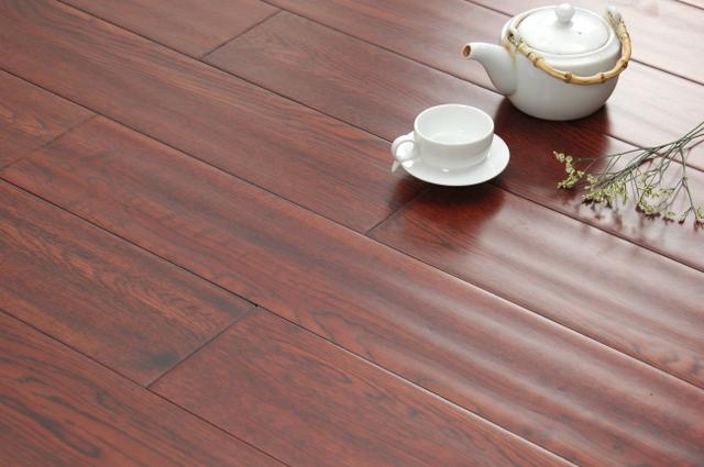 实木地板的日常保护，防水防晒很重要